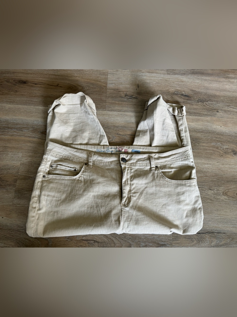 Women’s 18 Beige Capri Pants